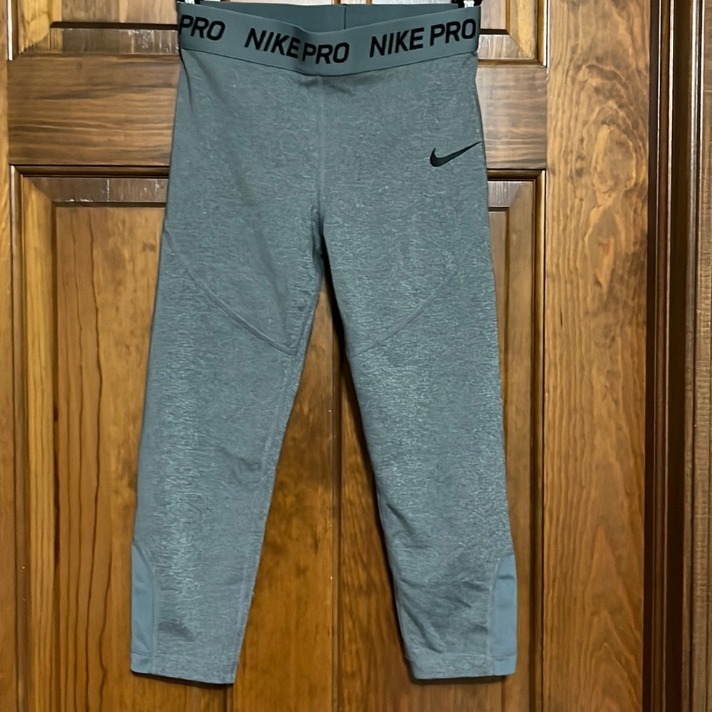 Nike Pro capri leggings - Medium